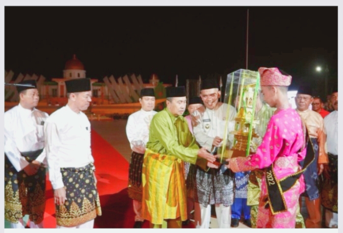 PJ Bupati Dr.H.Kamsol.MM: Kampar Bertekad Kembali Juara Umum, Serahkan Piala Bergilir MTQ KE 40 Kepada Gubernur Riau