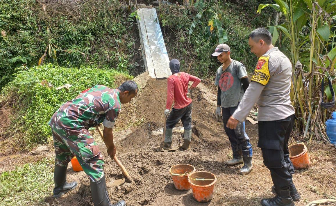 Kekompakan Babinsa dan Babinkamtibmas di wilayah Kecamatan Cimalaka patut diacungi jempol